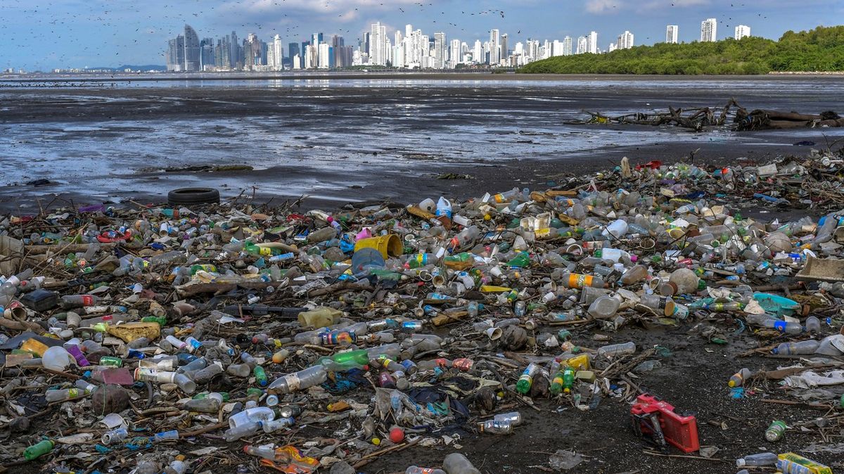 Nová data o plastech: Recyklace ani bambusová brčka nás nezachrání
